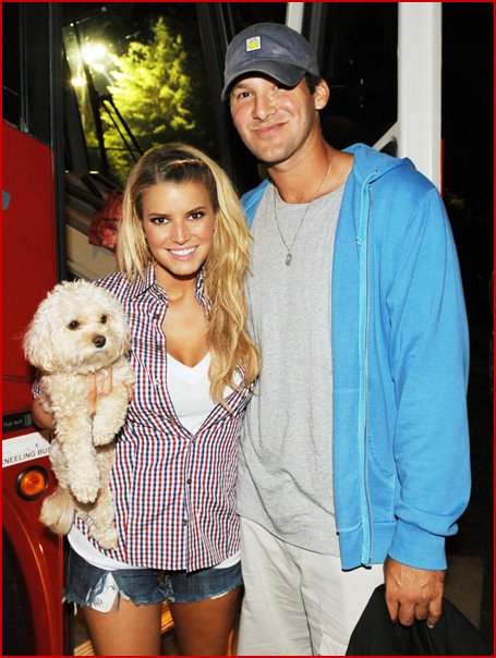 [JessicaSimpson.with+Tony+Romo+and+pup+Daisyat+the+16th+Annual+Country+Thunder+USA+in+Twin+Lakes,+Wisconsin34(fadedyouthblog).JPG]