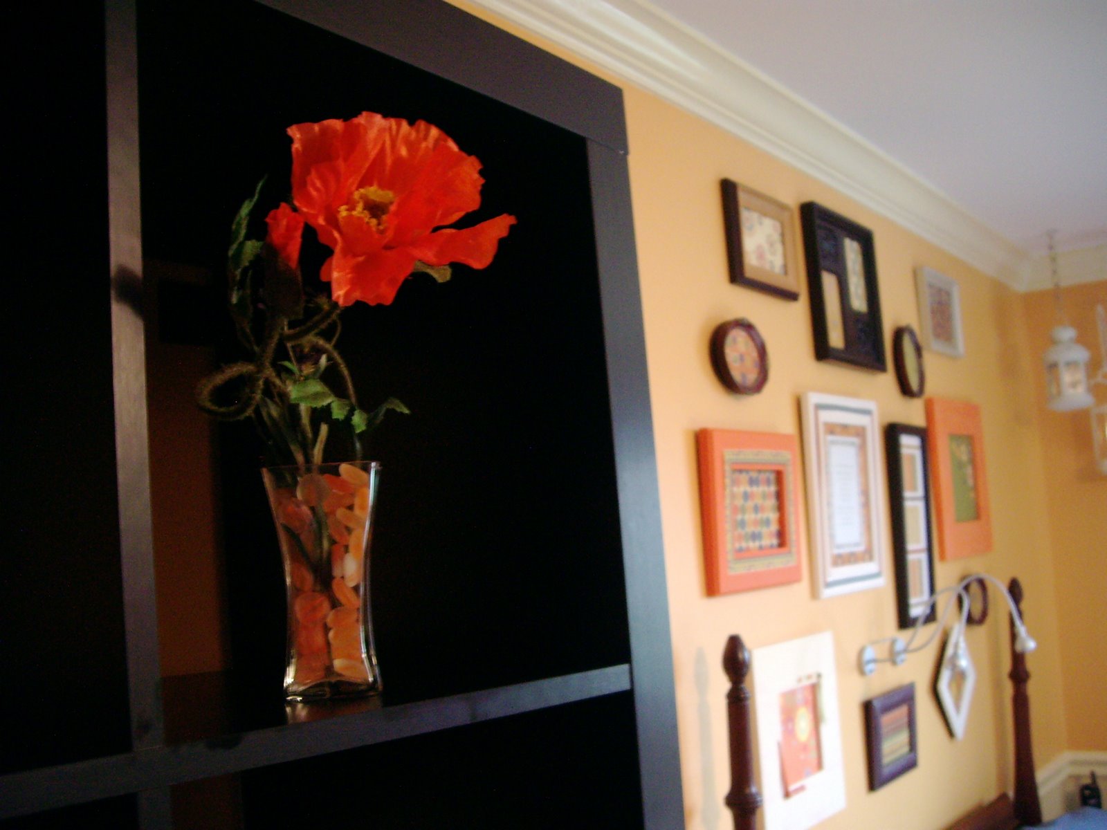 [room+bookshelf+flower.jpg]