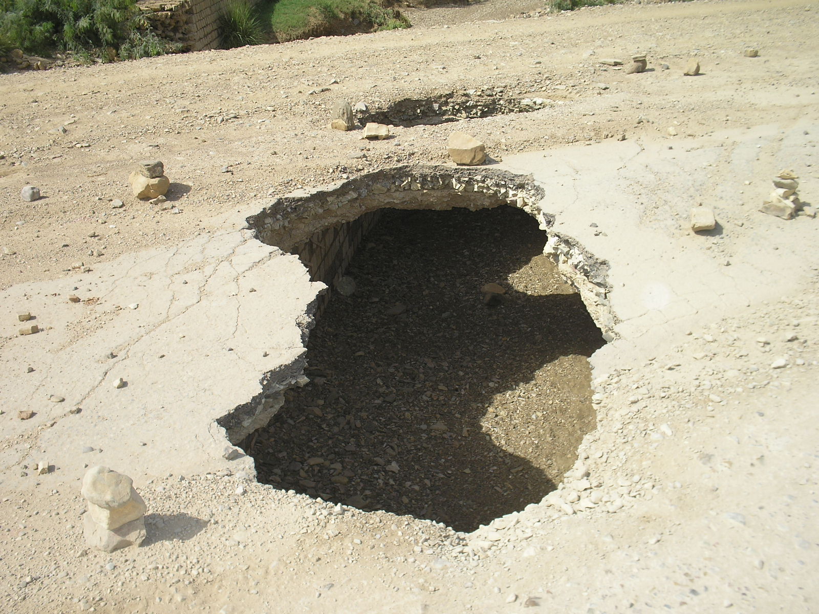 [Could+be+a+bit+of+a+hazard+-+this+hole+in+the+road+is+big+enough+to+climb+down..jpg]