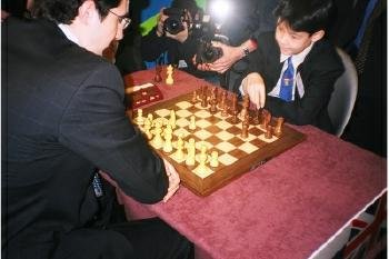 [david+howell+and+vladimir+kramnik+2002,+from+chessbase.jpg]