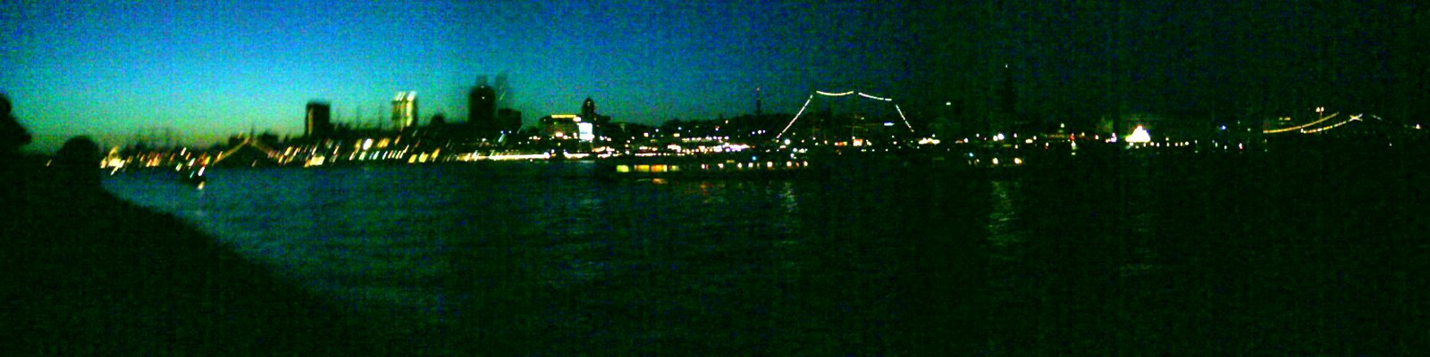 [Hamburg_Panorama_nachts.jpg]
