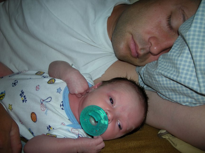 [ike+sleep+with+daddy.jpg]