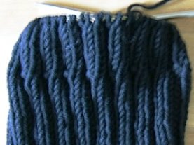 [knitting+in+dark+close+crop.JPG]