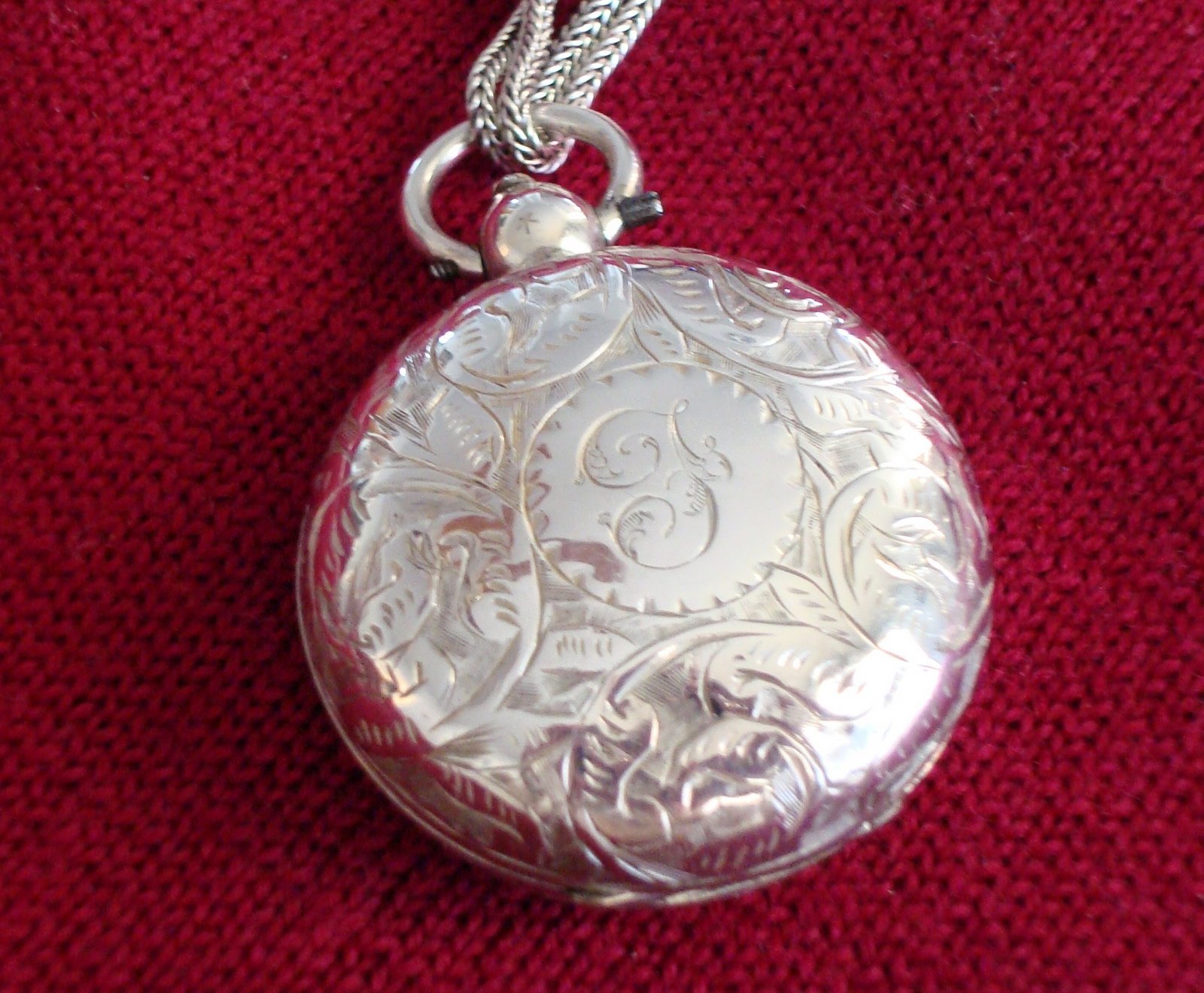 [pendant+with+initial.jpg]