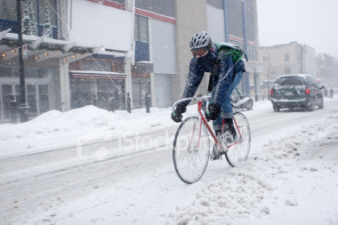 [ist2_2984618_bicycle_courier_in_montreal_during_a_blizzard.jpg]
