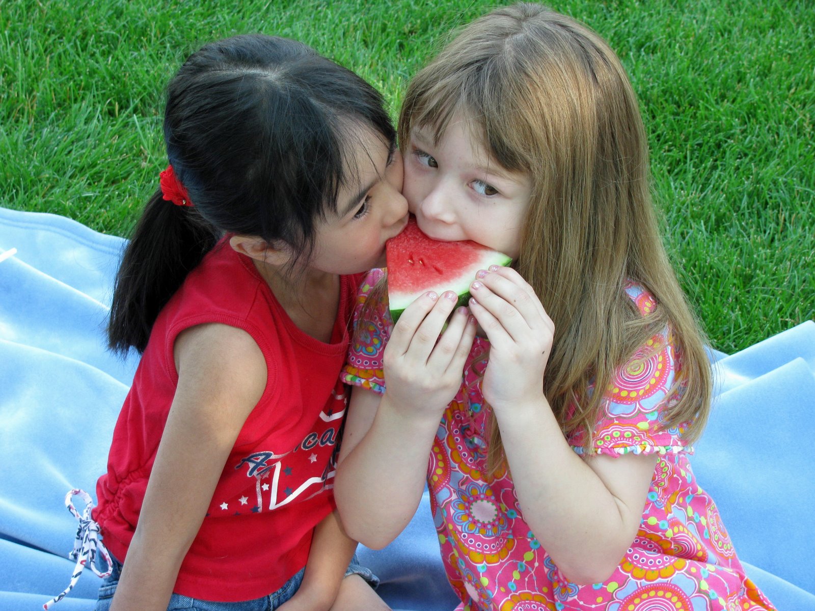 [Kids+sharing+watermelon.jpg]