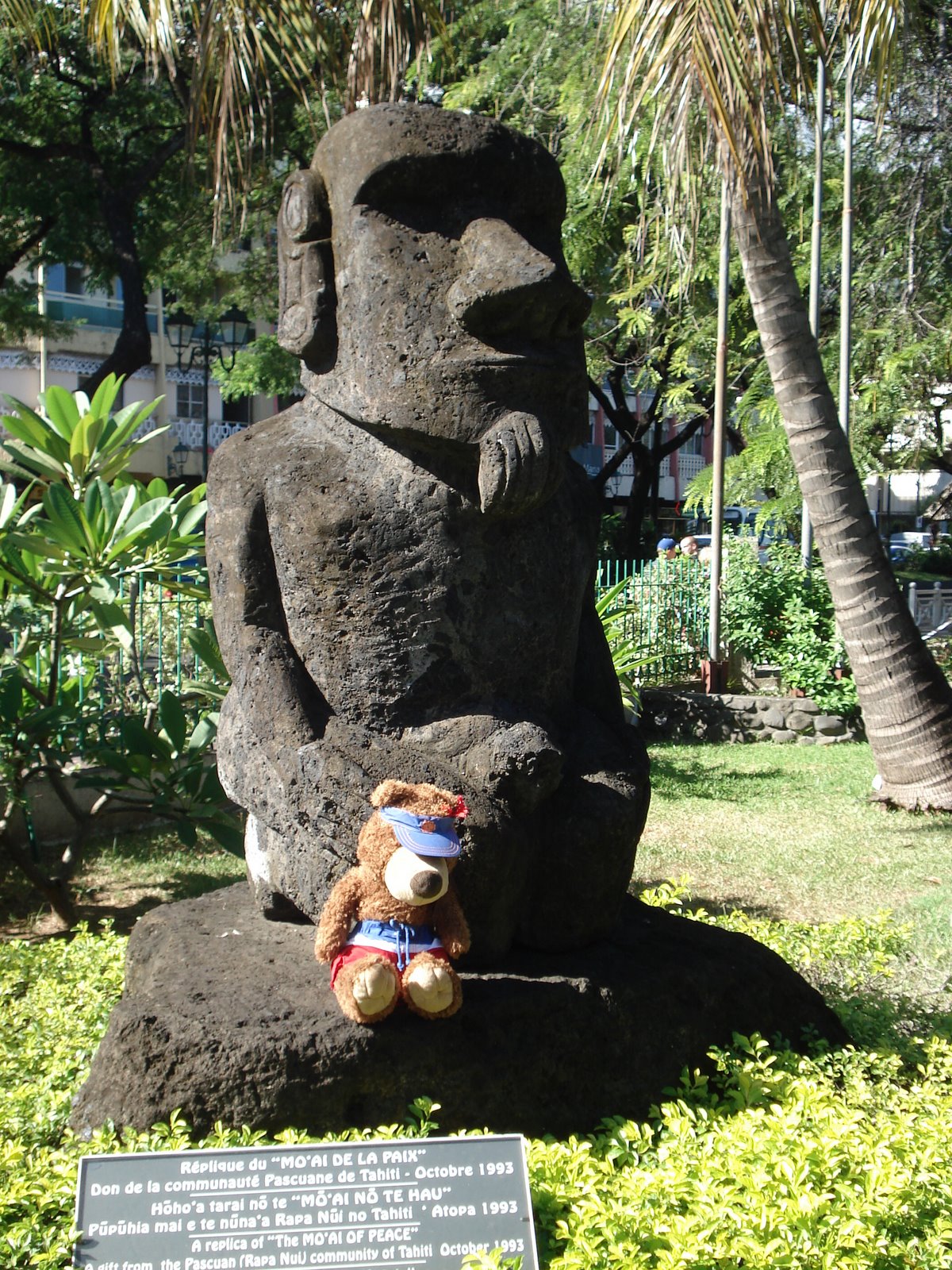 [bear+with+Tiki+@+Tourist+Info+centre.JPG]