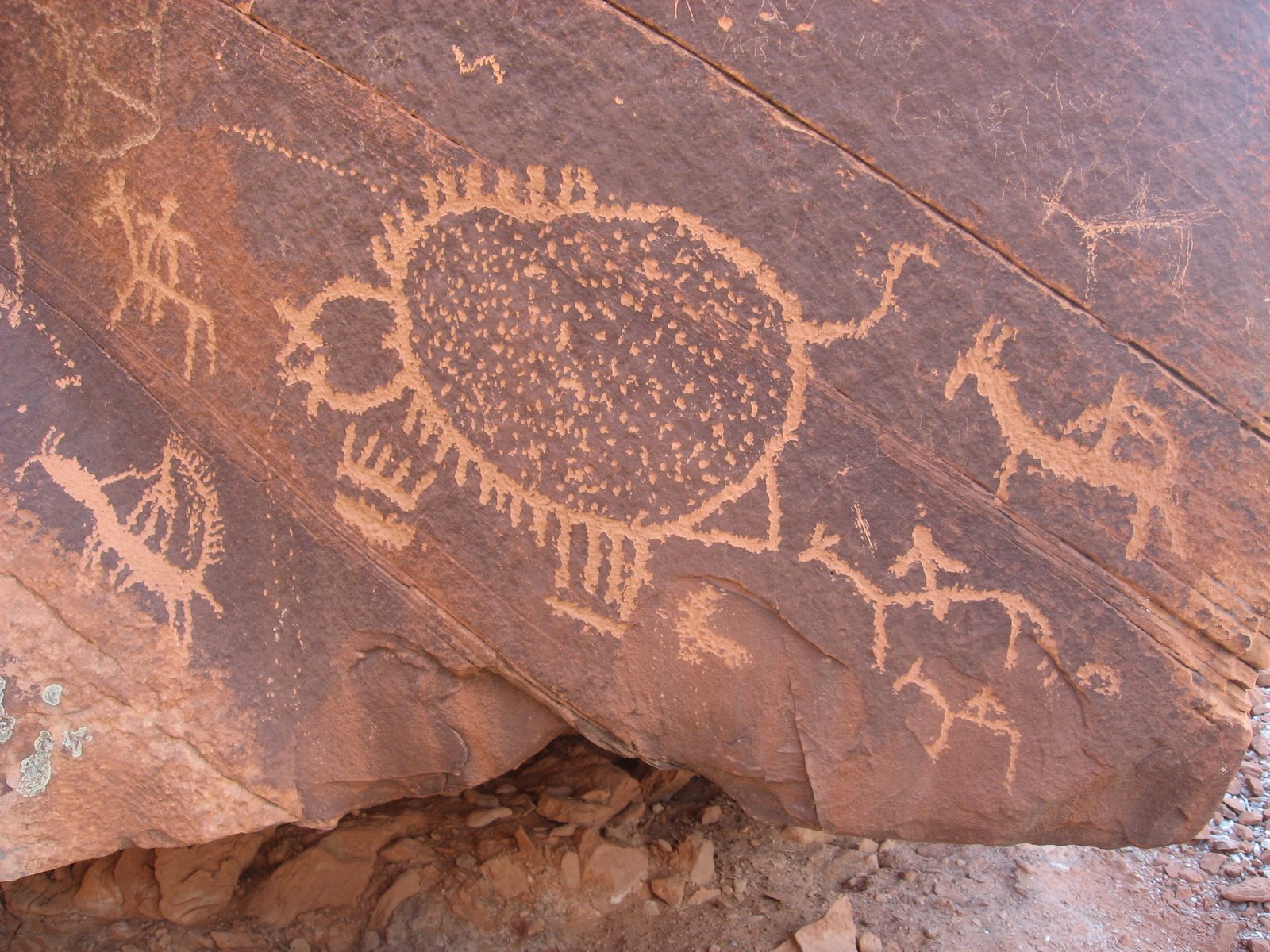 [Petroglyphs3.JPG]