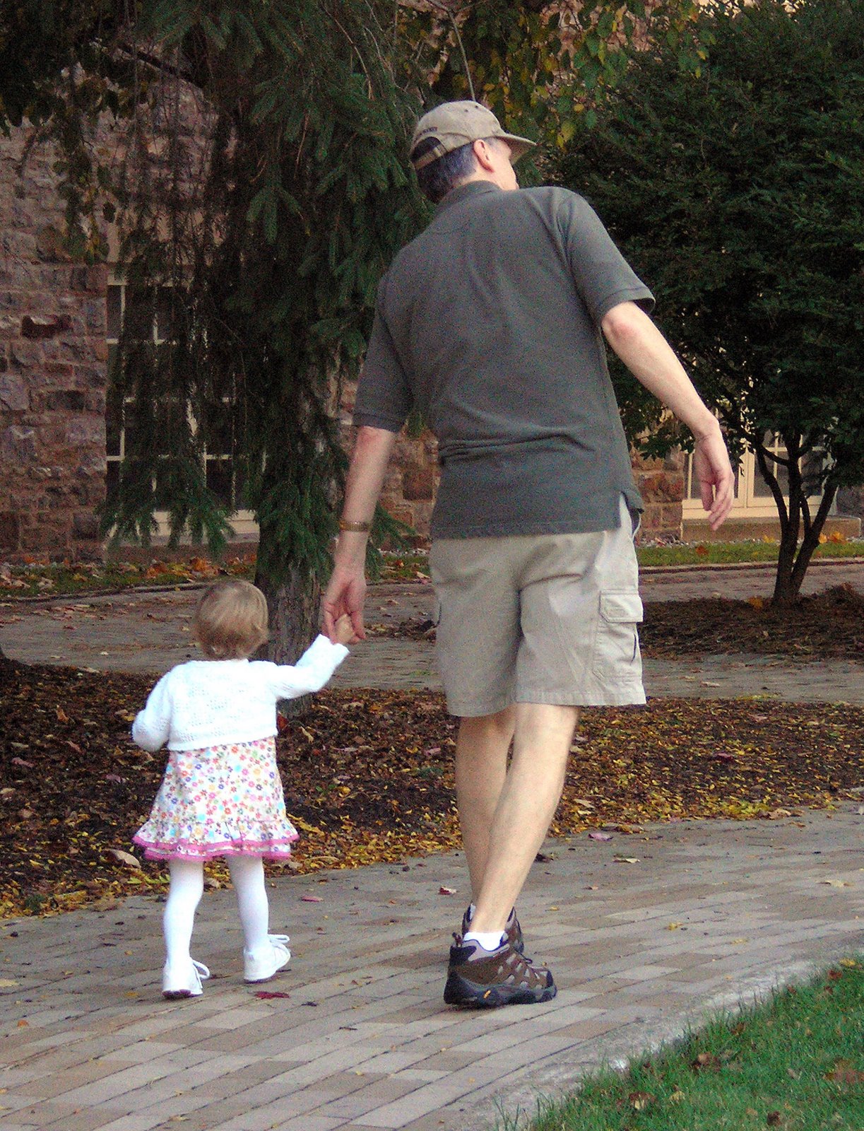 [walking+with+Grandpa.JPG]