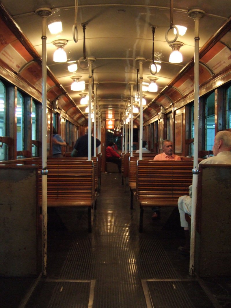 [Buenos_Aires_Subte_Linia_A_-_interior_of_a_Subte_train.jpg]