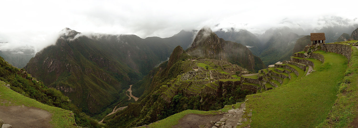 [1500px-Panorama_du_Macchu_Picchu_et_des_environs.jpg_-_2.jpg]