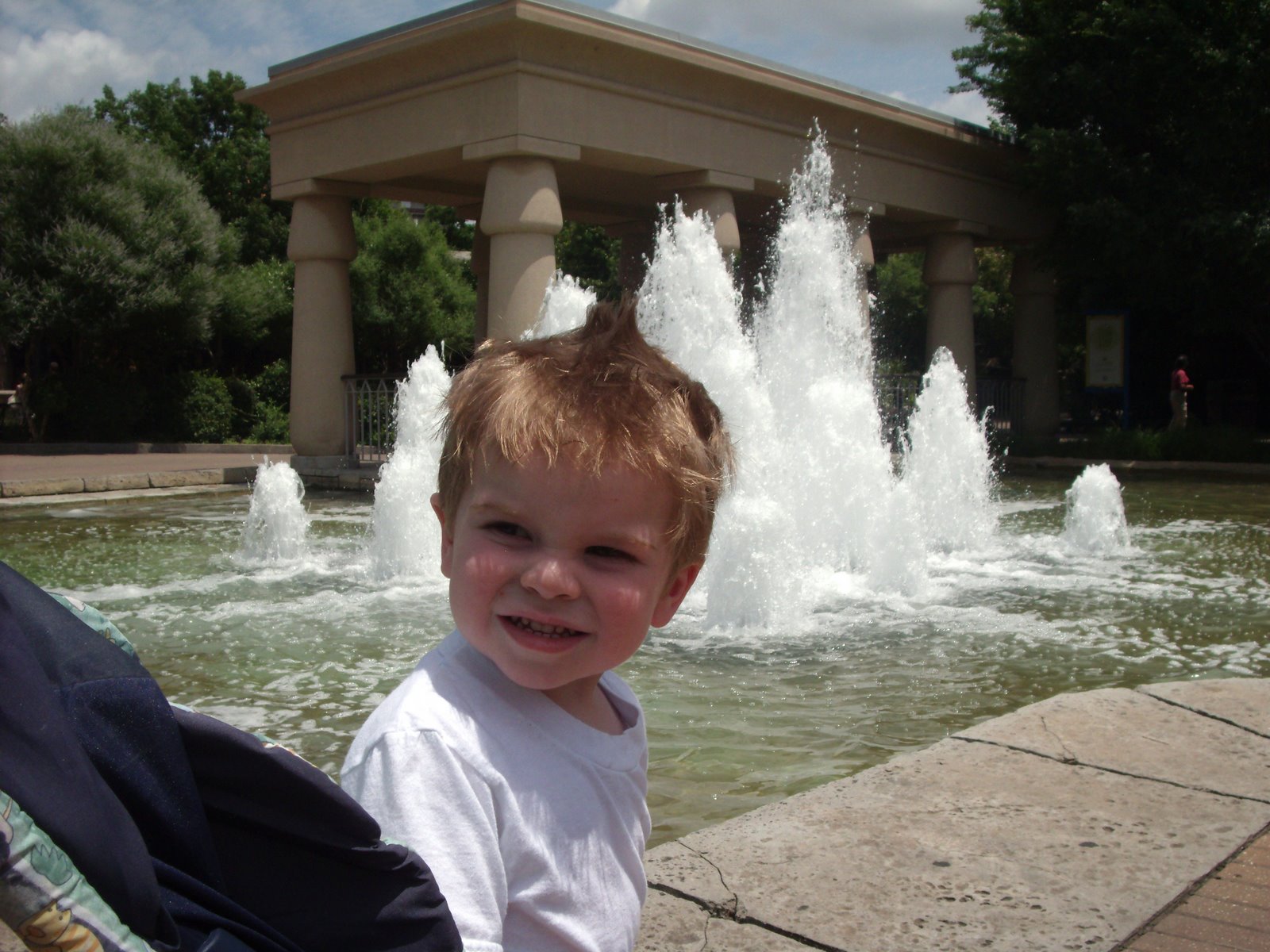 [Carter+in+front+of+water+fountains.jpg]