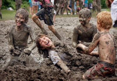 صور تعبر عن برائة الاطفال Mud_day7