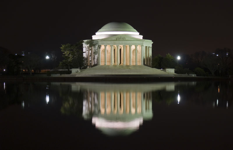 [800px-Jefferson_monument_at_night.jpg]