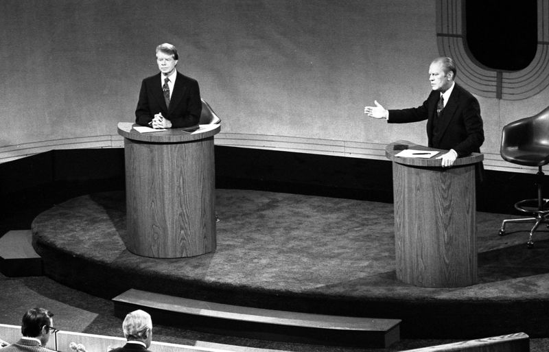 [800px-Carter_and_Ford_in_a_debate,_September_23,_1976.jpg]