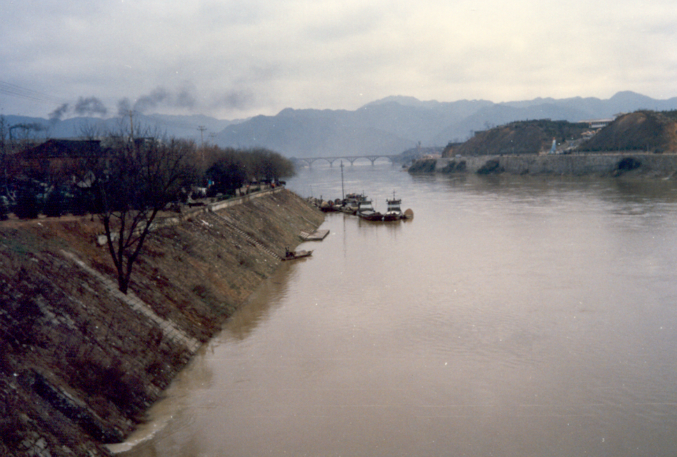 [jingdezhen-riverbank.jpg]