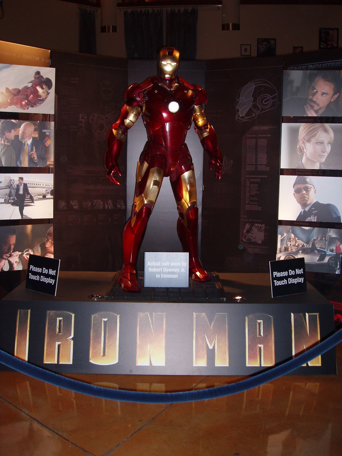 [Iron+Man+suit+worn+by+Robert+Downey+Jr.JPG]