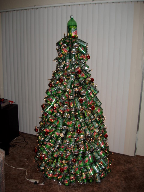 [071218+-+Un+árbol+de+navidad+de+latas+de+cerveza.jpg]