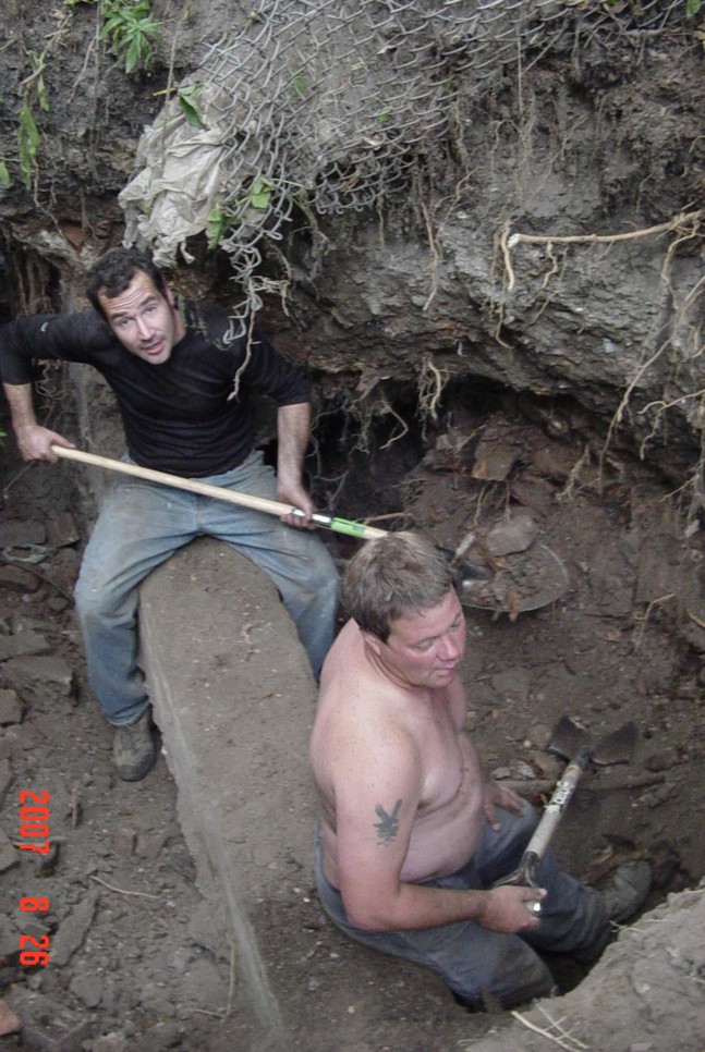 [two+men+in+a+hole2A.jpg]
