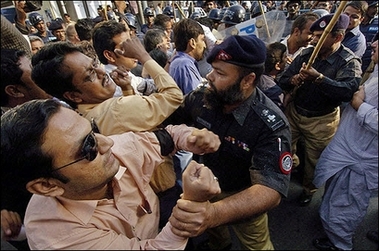 [Pakistani+policemen+arrest+journalists+during+a+demonstration+in+front+of+the+Karachi+Press+Club.+Pakistan+said+Tuesday+it+had+released+more+than+3,000+prisoners+jailed+under+President+Pervez+Musharraf's+e.jpg]