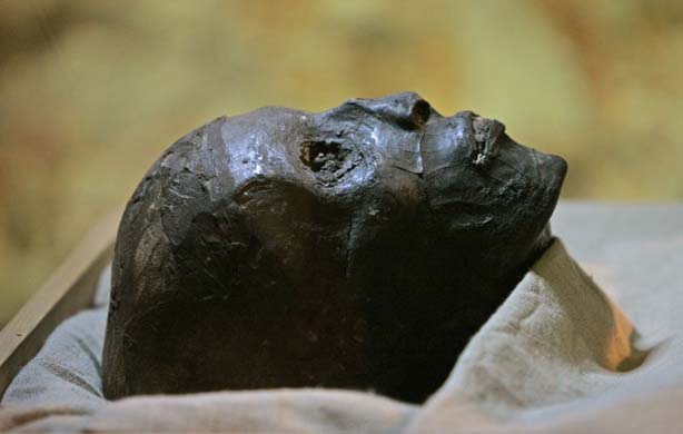 [LUXOR,+EGYPT.+The+mummified+body+of+the+pharaoh+Tutankhamun+in+a+glass+case+in+his+tomb+in+the+Valley+of+the+Kings.jpg]