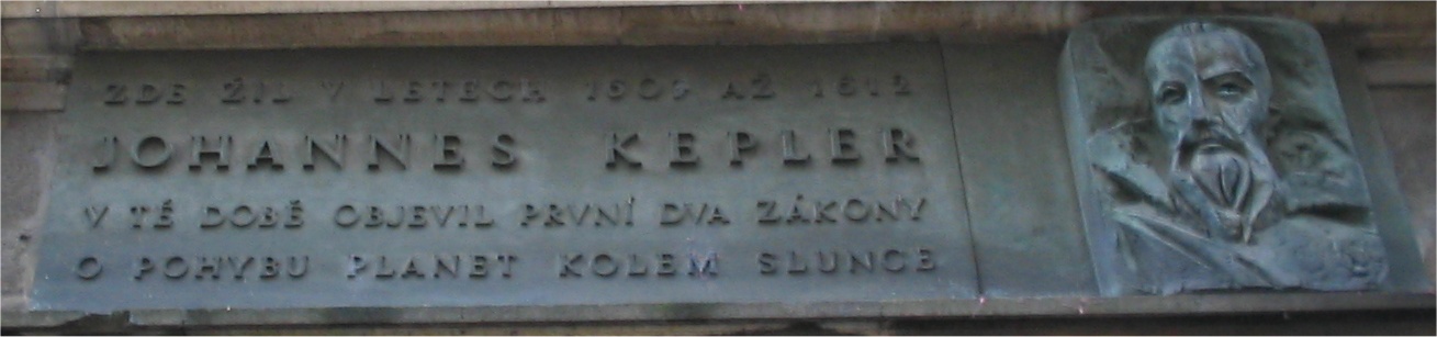 Placa conmemorativa de la estancia de Johannes Kepler en Praga.(Se agradecería la contribución de algún checoparlante)