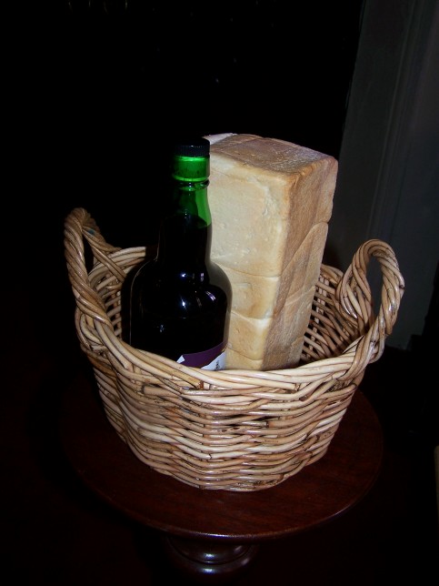 [Basket+of+bread+and+wine+060820.jpg]