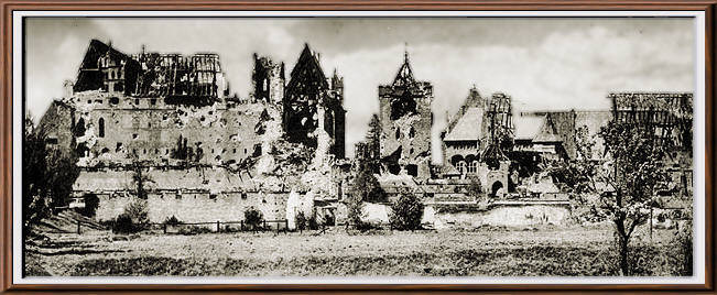 Widok zniszczonego zamku od wschodu po II wojnie św.