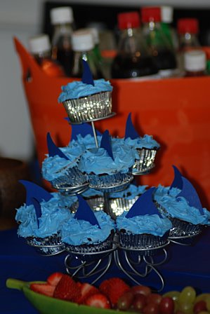 [owens+second+birthday-shark+cupcakes.jpg]
