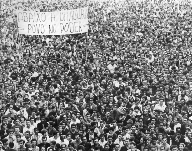 [1968+-100+mil+manifestantes+no+Rio.gif]