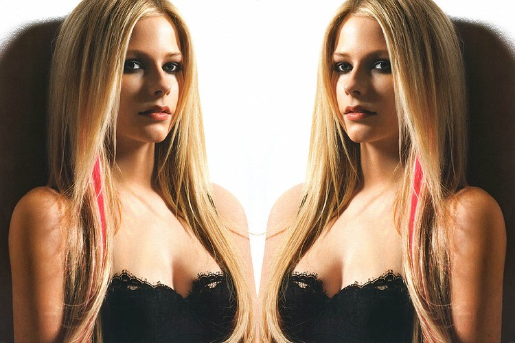 [avril_Lavigne+mirror.JPG]