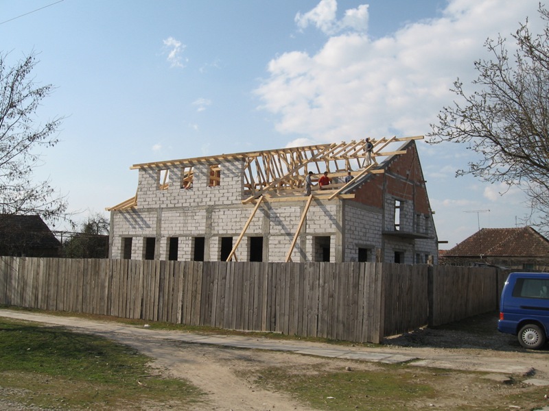[Youth+Center+roof+trusses.JPG]