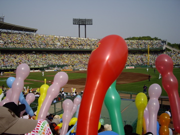 [Hanshin+balloons+close+up.jpg]
