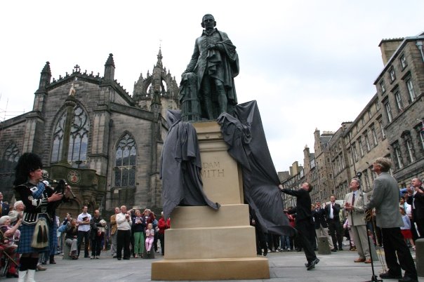 [Adam+Smith+Statue+Edinburgh+Libertarian.be]