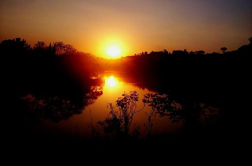 [Pôr-do-sol+no+lago.JPG]