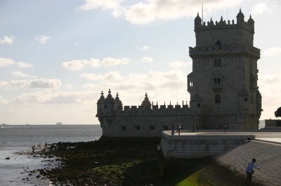 [800px-Lisboa_-_Torre_de_Bel%C3%A9m.jpg]