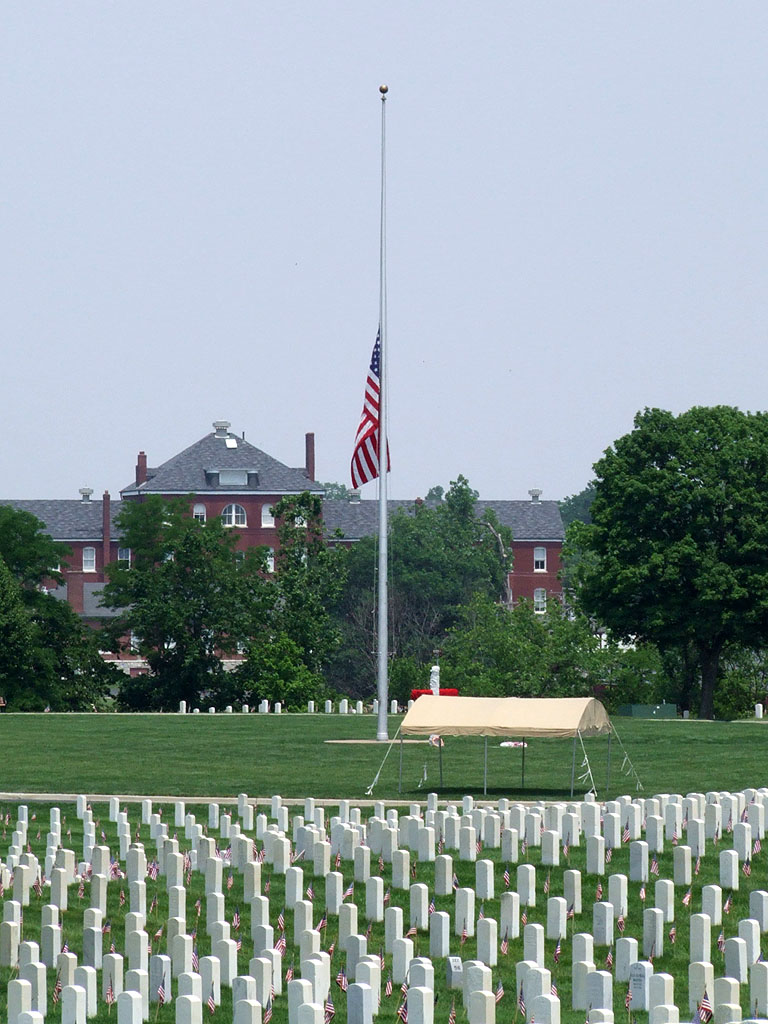 [Jefferson+Barracks+National+Cemetery,+in+Lemay,+Missouri,+USA+-+flag+at+half+mast.jpg]