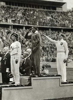 [250px-JesseOwens_1936Olympics.jpg]