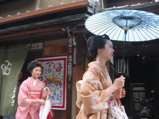 [geishas.JPG]