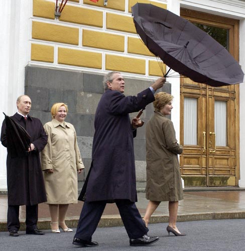 [Putin+e+la+moglia+Lyudmila+osservano+Bush.jpg]