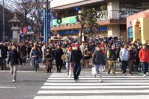 [people-crossing-street-harajuku-631.2.jpg]