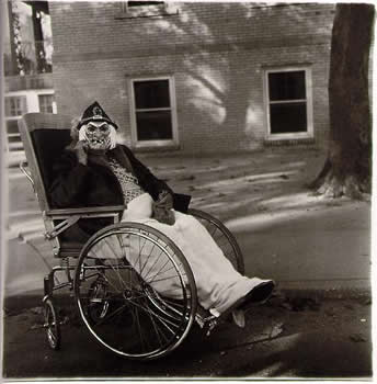 [arbus_masked_woman_in_wheelchair.jpg]