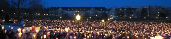 [600px-2007_Virginia_Tech_massacre_candlelight_vigil.jpg]