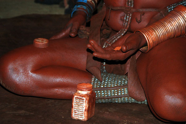 [himba+woman+shoing+the+ocre+powder+women+use+for+their+reddish+color.JPG]