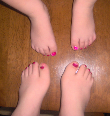 [girls+toes+2.jpg]