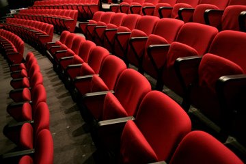 [empty+theatre+seats+red.jpg]