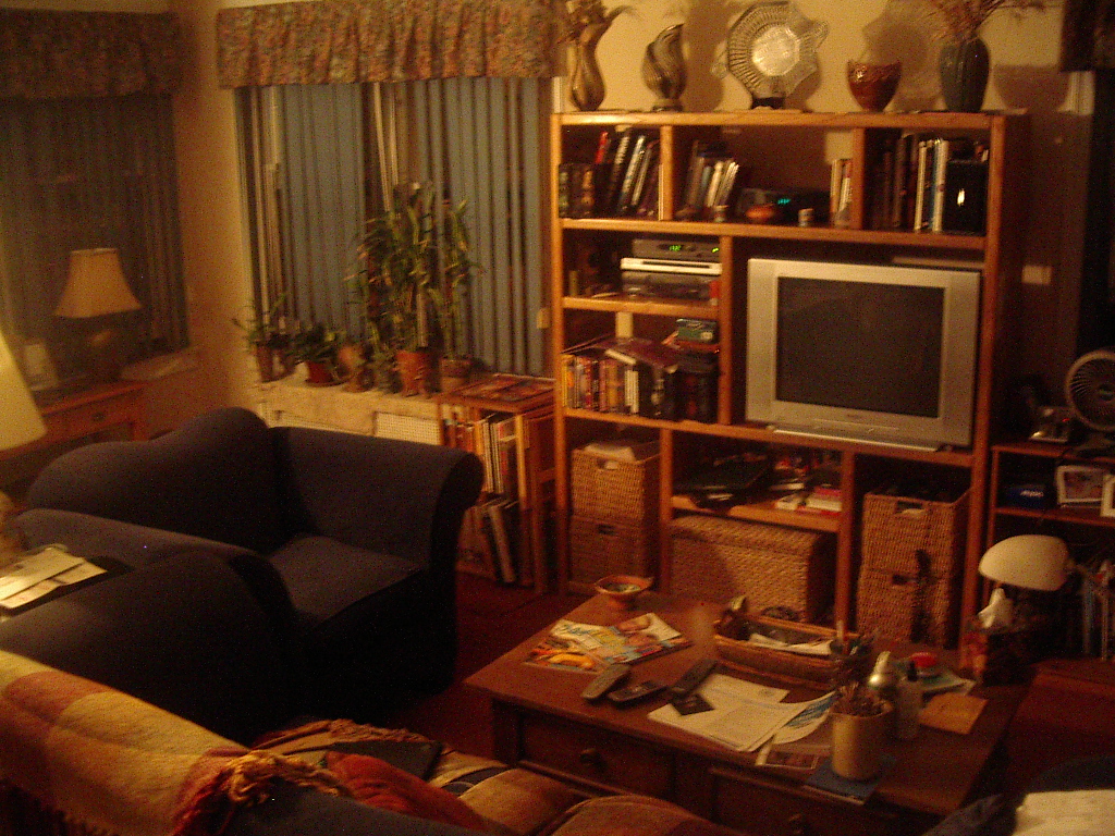 [Amici+04+-+livingroom.JPG]
