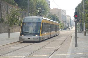 [Metro_do_Porto_crosses_the_Douro_into_Gaia.jpg]