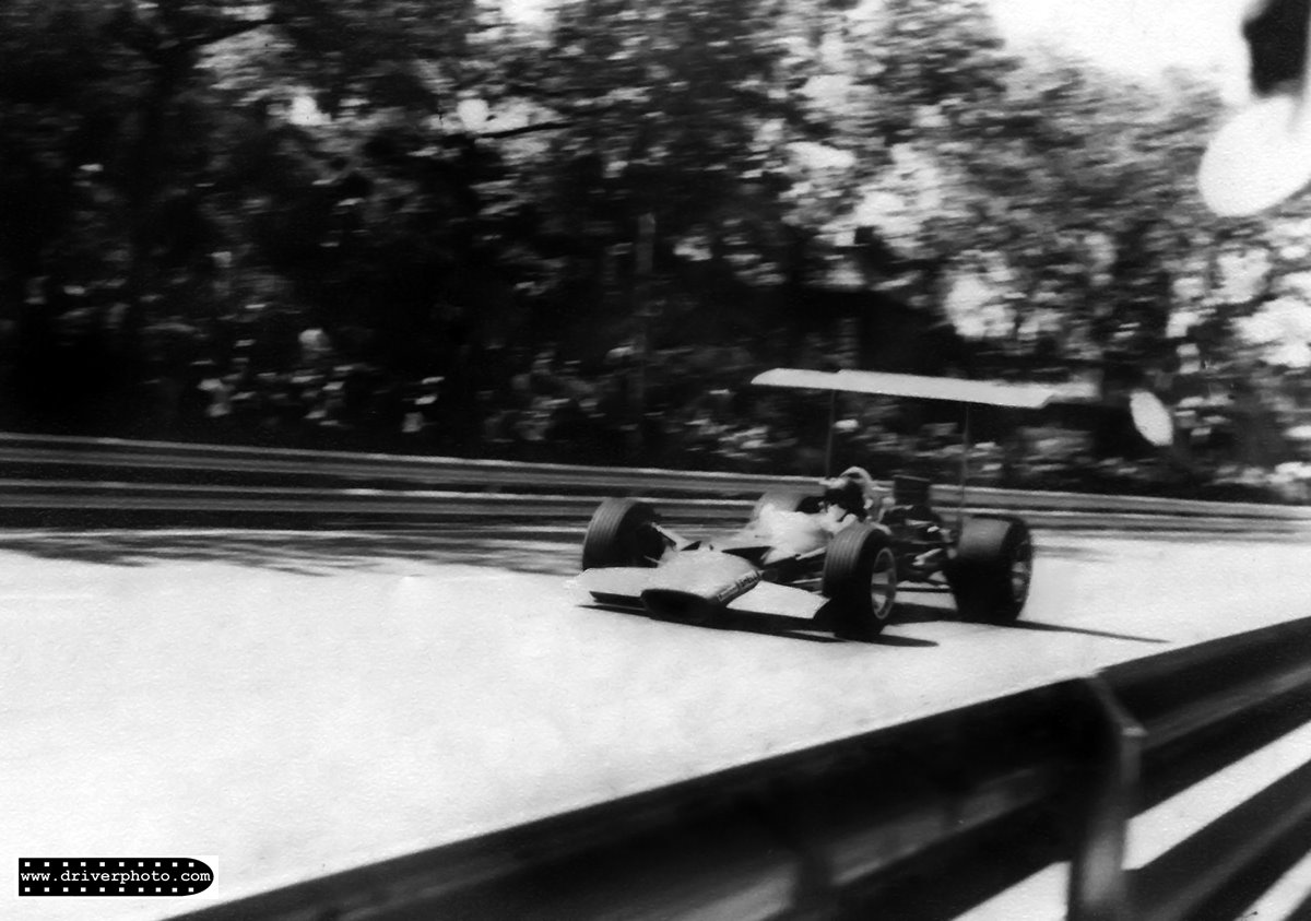 [Jochen+Rindt+consiguió+un+tiempazo+bajando+el+record+del+circuito+de+manera+espectacular.jpg]