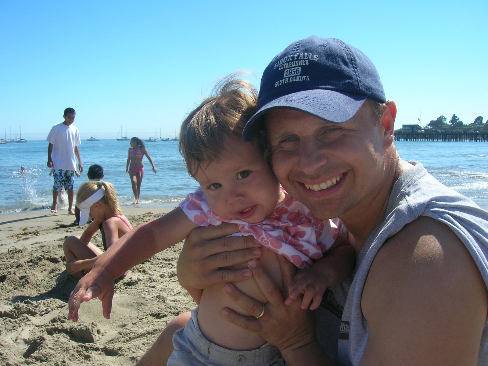 [Daddy+&+Tessa+on+beach.JPG]